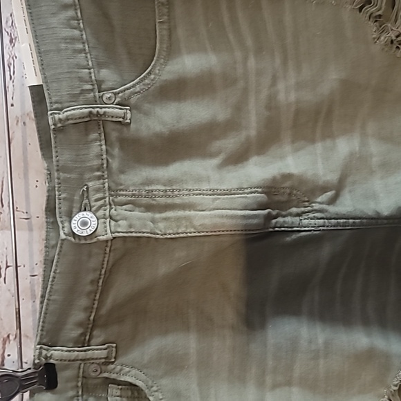 American Eagle Highest Rise Mom Short - Picture 4 of 10